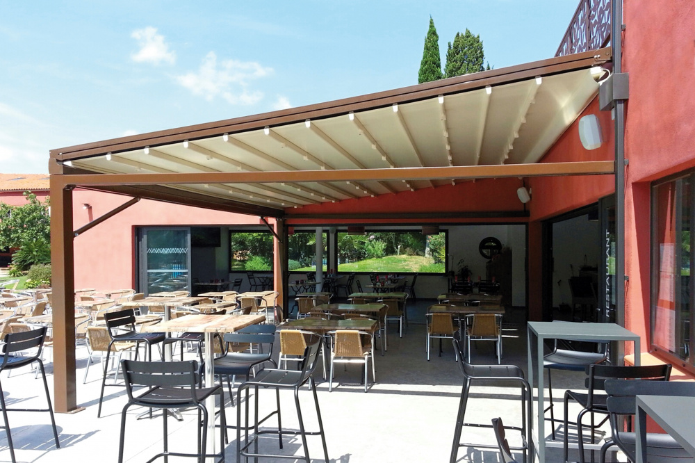 pergola con tetto scorrevole per bar