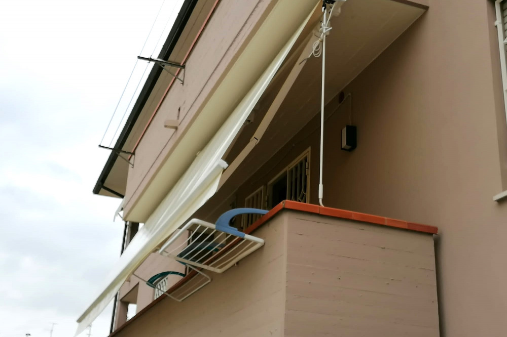 tenda a bracci su terrazza