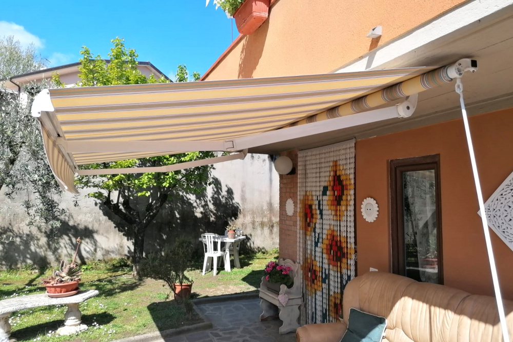 tenda da sole a bracci con movimentazione manuale