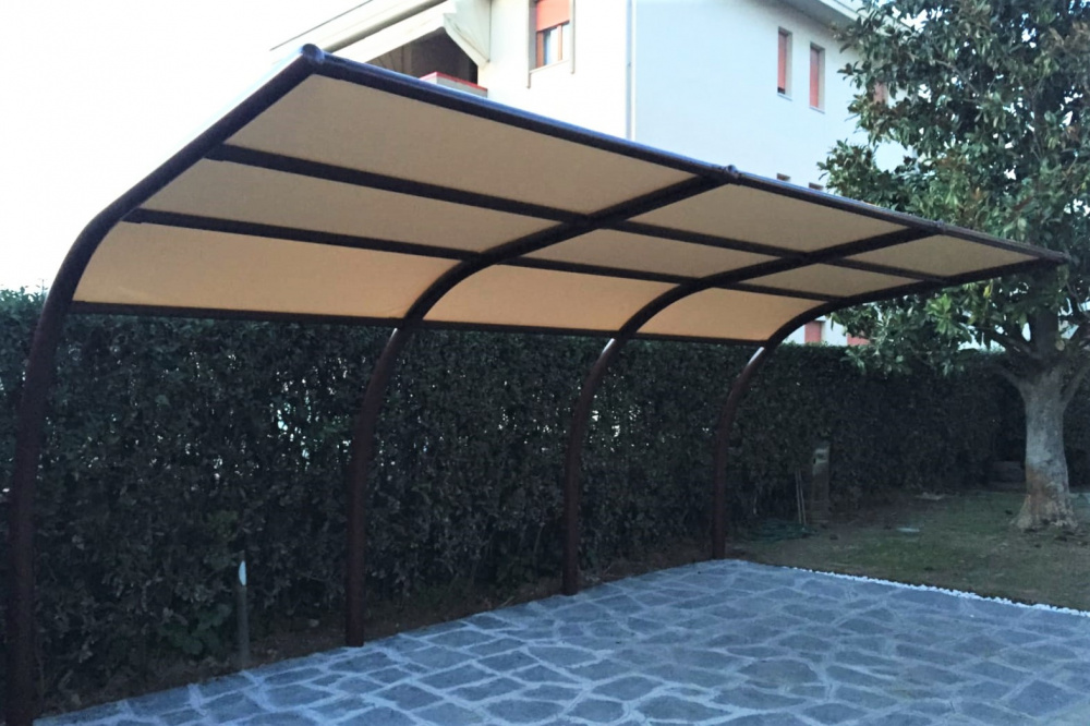 tettoia per auto in pvc